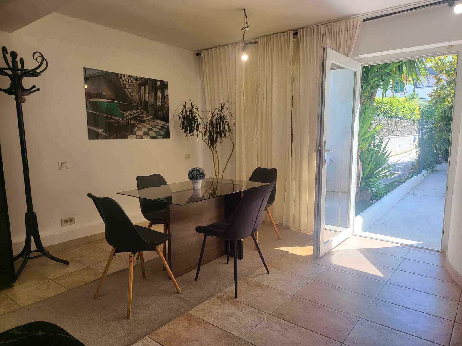 Studio | Badkamer | Een douche, een haardroger, handdoeken, zeep