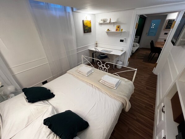 Tabla de planchar con plancha, cunas, wifi gratis y ropa de cama