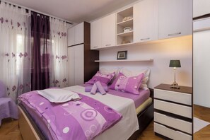 Apartment | Desk, iron/ironing board, free WiFi, bed sheets - Arca, Apartment With Sea View And Free Parking (Podstrana)