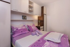 Escritorio, tabla de planchar con plancha, wifi gratis y ropa de cama 