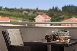 Apartment | Balcony - Arca, Apartment With Sea View And Free Parking (Podstrana)