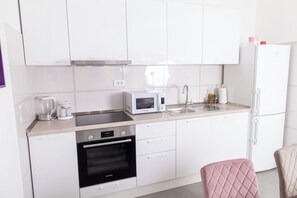 Classic Apartment | Private kitchen | Microwave, highchair, dining tables