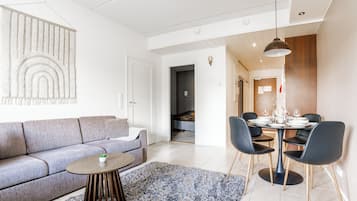 Superior-Apartment, Stadtblick, Hanglage | Verdunkelungsvorhänge, kostenloses WLAN, Bettwäsche