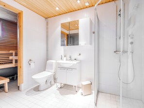 Appartement supérieur, vue sur la ville, côté piste de ski | Salle de bain | Douche, séchoir à cheveux, serviettes fournies, savon