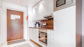 Apartemen Superior, pemandangan kota, tepi tebing | Dapur pribadi | Lemari es besar, microwave, oven, dan kompor