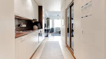 Appartement Supérieur, vue ville, cÎté piste de ski | Cuisine privée | Grand réfrigérateur, micro-ondes, four, plaque de cuisson