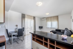 Deluxe Apartment | Dining room