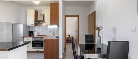 Deluxe Apartment | Private kitchen | Fridge, oven, stovetop, electric kettle