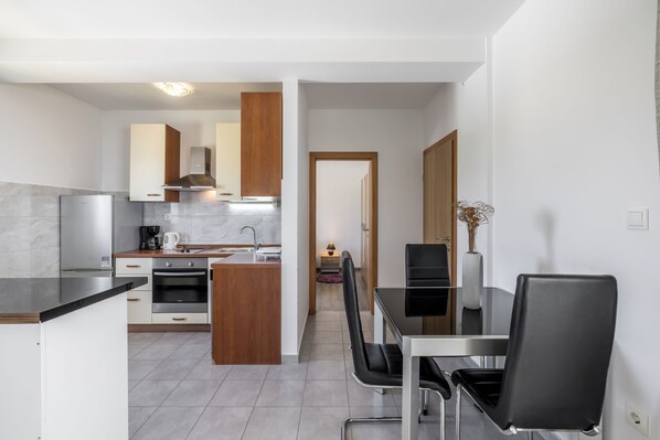 Deluxe Apartment | Private kitchen | Fridge, oven, stovetop, electric kettle
