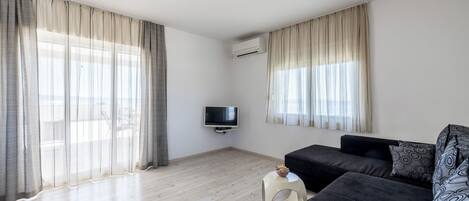 Deluxe-Apartment | Wohnbereich | 36-Zoll-Flachbildfernseher mit Kabelempfang