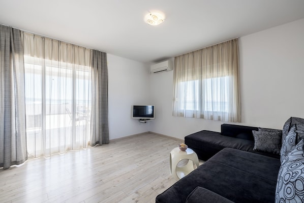 Deluxe Apartment | Living area | 36-inch flat-screen TV with cable channels - Casa Di Tenor (Stobreč)