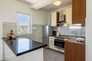 Deluxe Apartment | Private kitchen | Fridge, oven, stovetop, electric kettle - Casa Di Tenor (Stobreč)