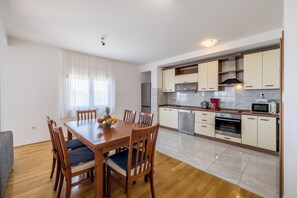 Superior-Apartment | Eigene Küche | Kühlschrank, Ofen, Herdplatte, Wasserkocher