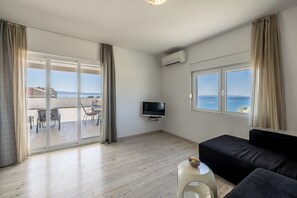 Deluxe-Apartment | Wohnbereich | 36-Zoll-Flachbildfernseher mit Kabelempfang