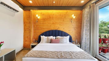 Habitación doble, vistas a la colina | Tabla de planchar con plancha y wifi gratis