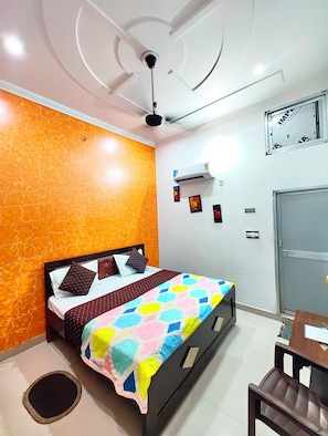 Double Room | In-room safe, desk, soundproofing, free WiFi
