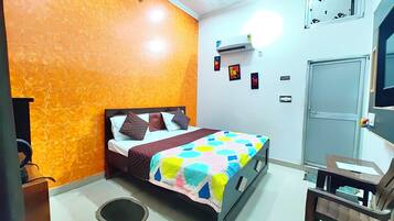 Double Room | In-room safe, desk, soundproofing, free WiFi