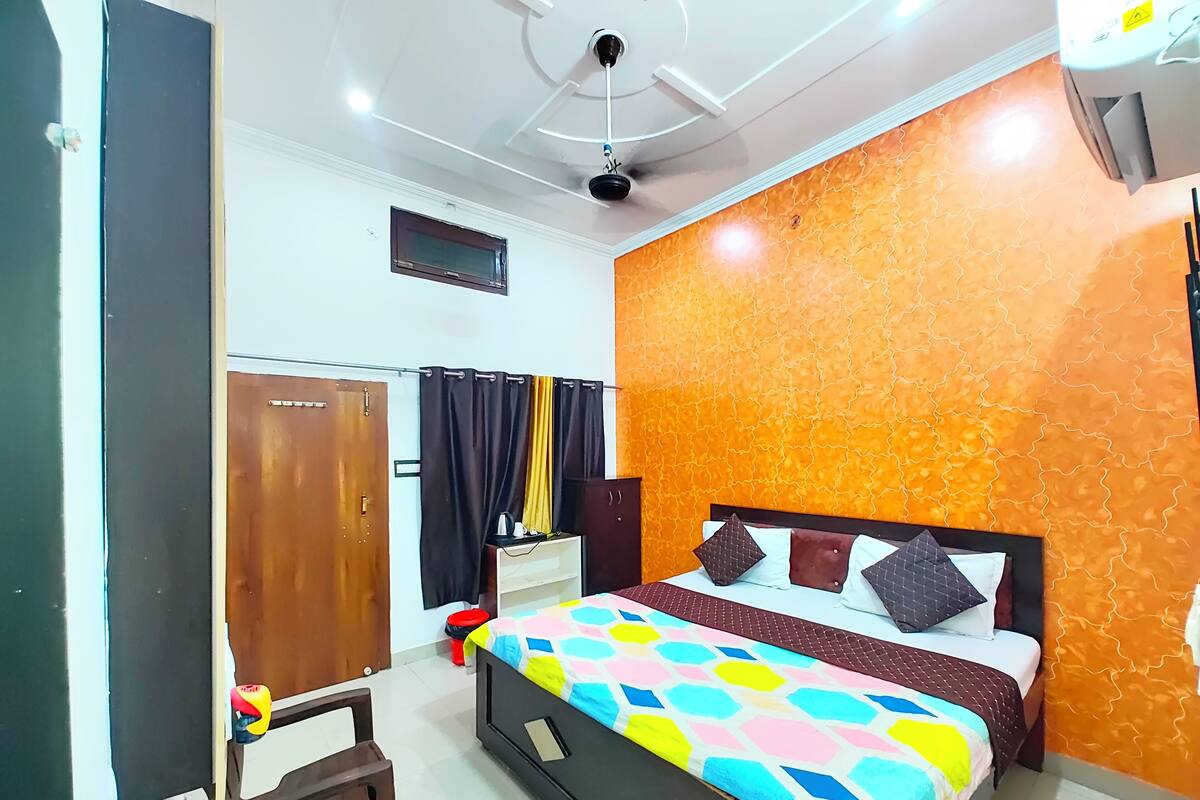 Deluxe Double Room | Hypo-allergenic bedding available, in-room safe, desk, soundproofing