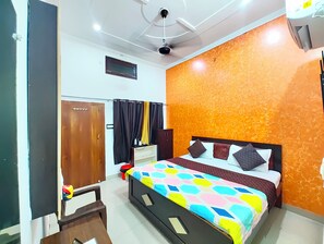 Double Room | In-room safe, desk, soundproofing, free WiFi