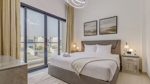 5 soverom, safe på rommet, skrivebord og strykejern/-brett