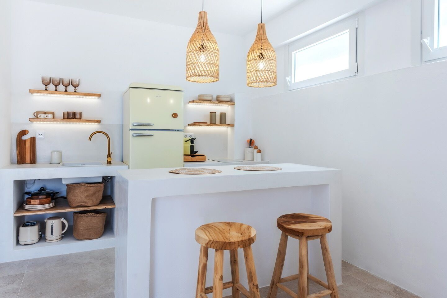 Réfrigérateur, four, plaque de cuisson, cafetière/bouilloire