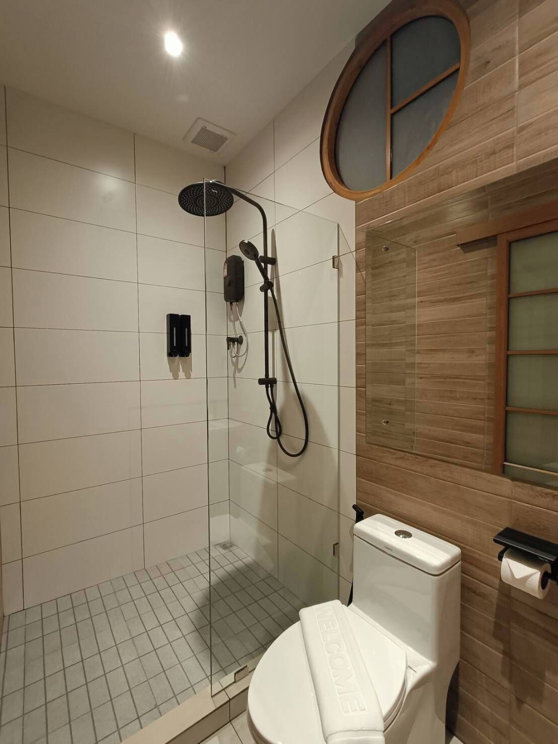 Deluxe Double Room | Bathroom | Shower, soap, shampoo, toilet paper