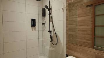 Habitación doble Deluxe | Baño | Regadera, jabón, shampoo, papel de baño