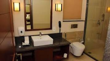 Premier Double or Twin Room, Balcony, Garden View | Bathroom