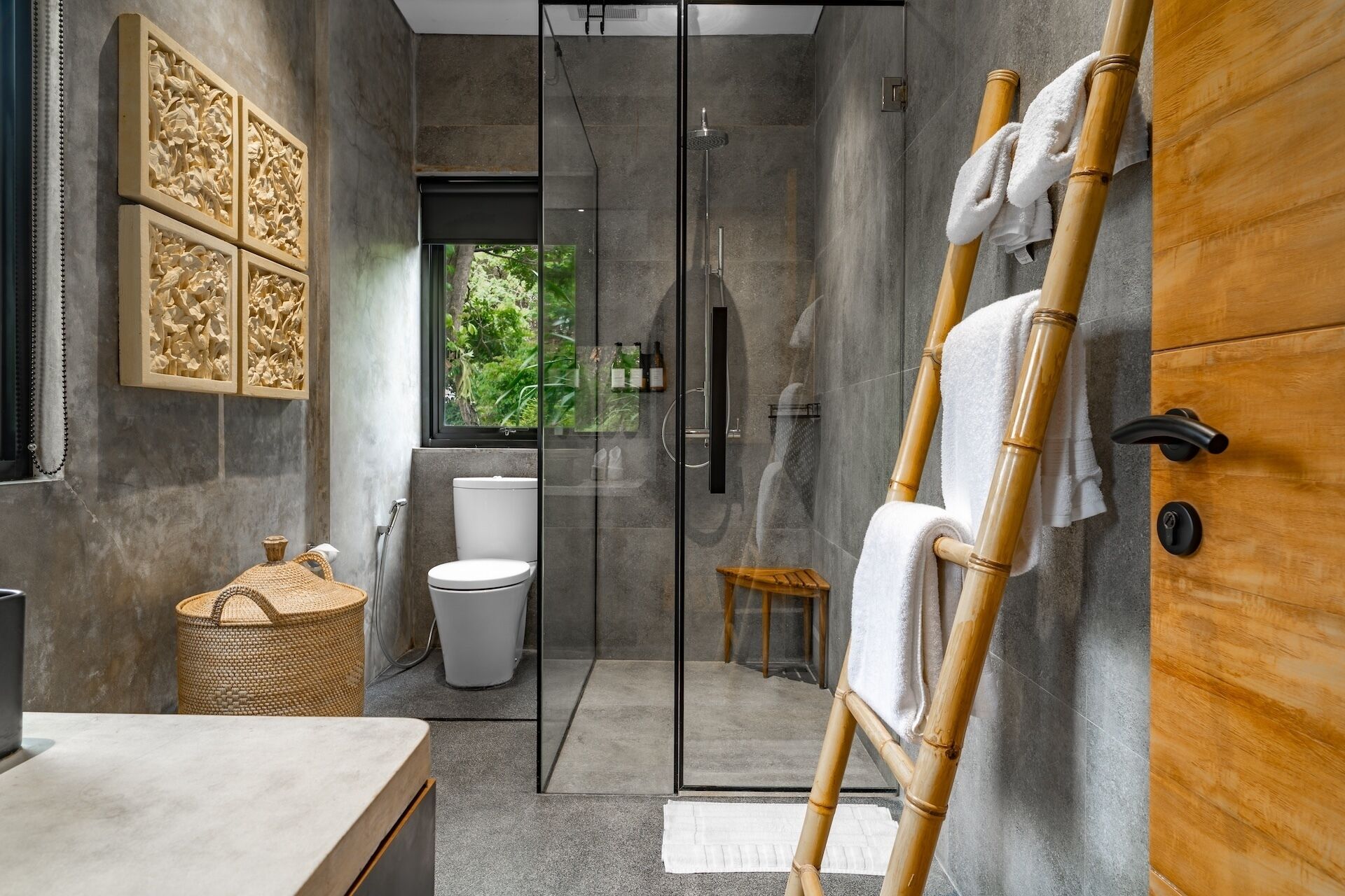 Deluxe tweepersoonskamer, uitzicht op zwembad | Badkamer | Een douche, handdoeken, zeep, shampoo