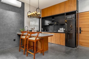 Full-sized fridge, microwave, oven, stovetop