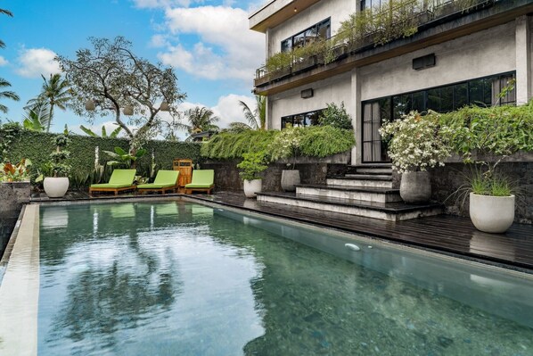 Piscina externa, espreguiçadeiras