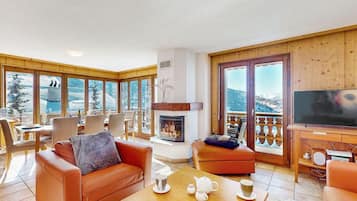 Een smart-tv en een open haard