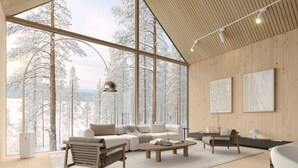 Ein geräumiges Wohnzimmer mit großem Fenster, Holzboden und modernen Möbeln.