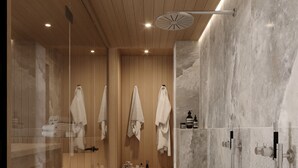 Ein modernes Badezimmer mit Holzvertäfelung, einer Duschkabine aus Glas und einer Marmorwand.