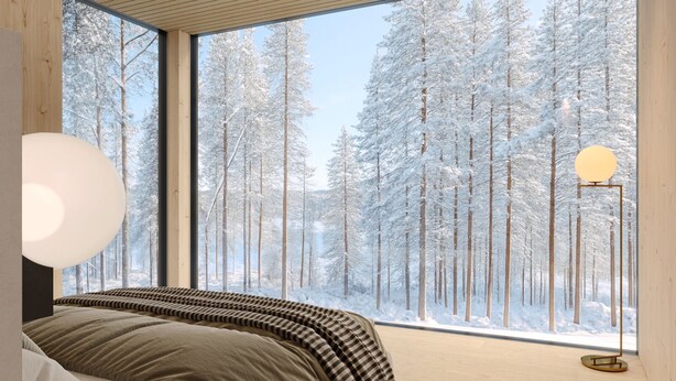Ein Schlafzimmer mit großem Fenster, einem Bett und einer Stehlampe.