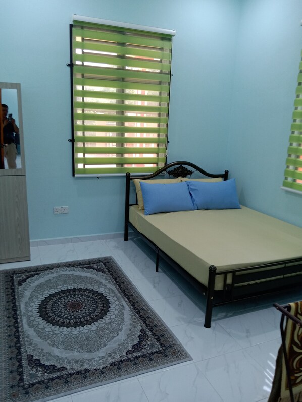 2 bedrooms, desk, iron/ironing board, WiFi