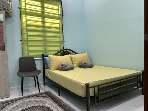 2 bedrooms, iron/ironing board, WiFi, bed sheets