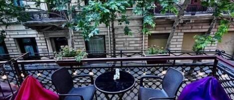 Habitació triple Deluxe, balcó, vistes a la ciutat | Terrassa o pati