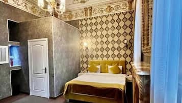 Deluxe Triple Room | Minibar, in-room safe, soundproofing, iron/ironing board