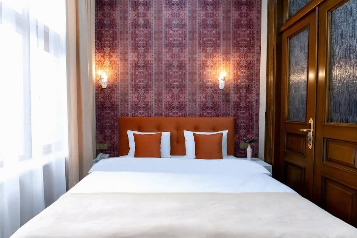 Deluxe Double Room | Minibar, in-room safe, soundproofing, iron/ironing board