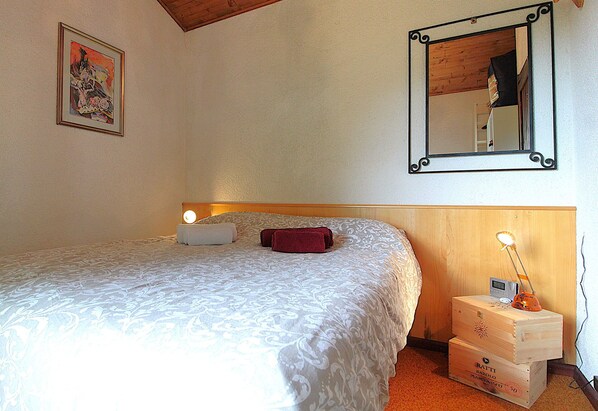 2 habitaciones, tabla de planchar con plancha y cuna de viaje