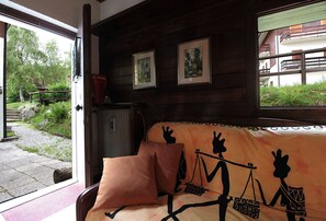 2 bedrooms, iron/ironing board, travel cot, free WiFi