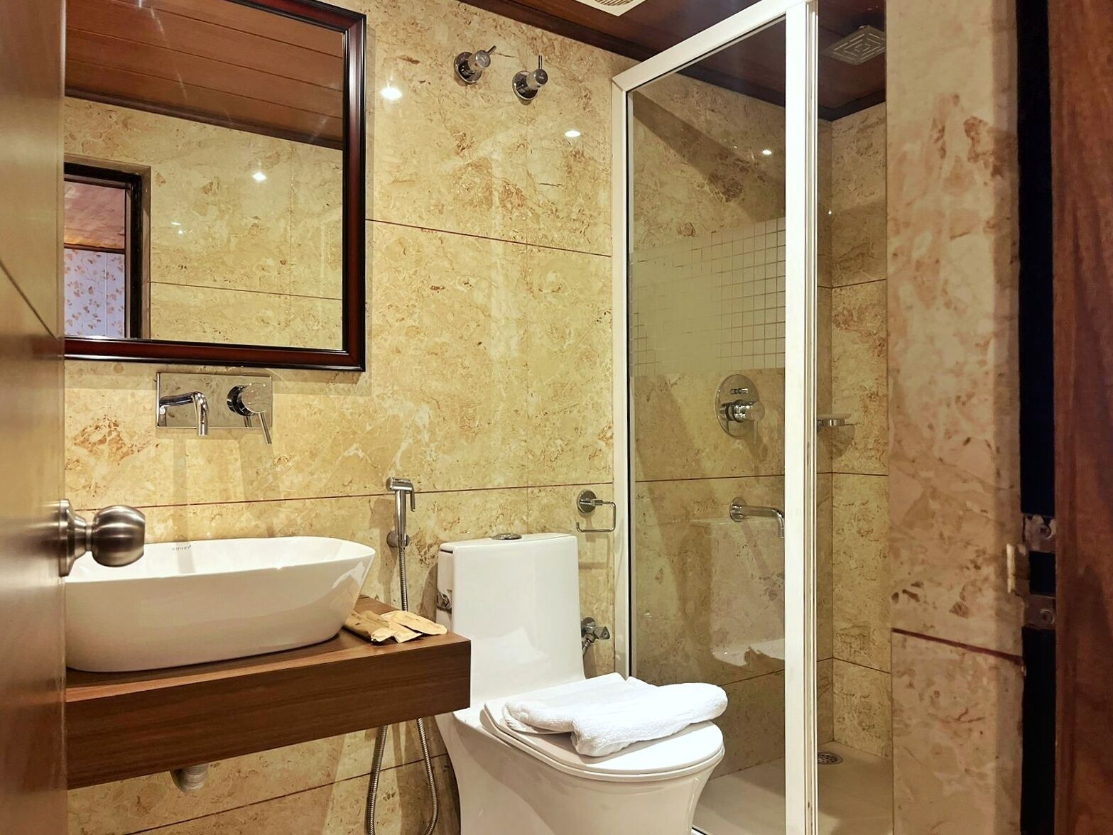 Ein modernes Badezimmer mit einem großen Waschbecken, einem Spiegel und einer Dusche.