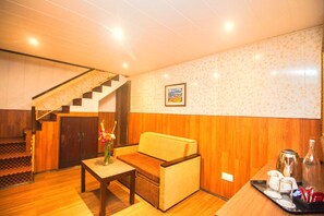 Nhà Duplex có thiết kế đặc trưng, quang cảnh núi | Khu phòng khách