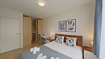 2 bedrooms, desk, iron/ironing board, WiFi