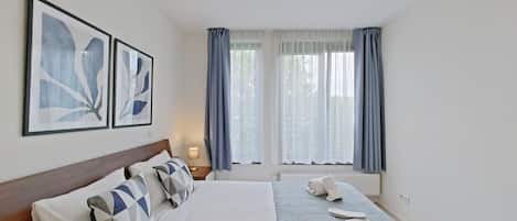 2 bedrooms, desk, iron/ironing board, WiFi