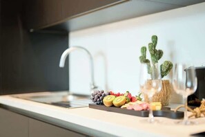 Frigorifero, microonde, forno, piano cottura