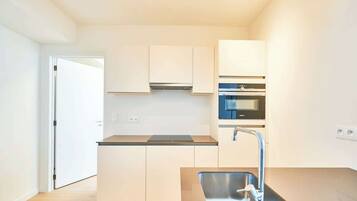 Een koelkast, een oven, een kookplaat, een vaatwasser