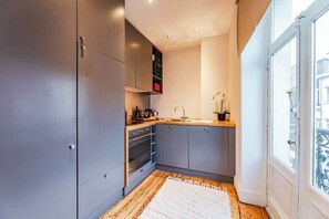 Fridge, oven, stovetop, dishwasher