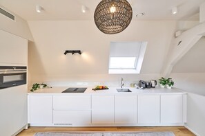 Kjøleskap, ovn, kokeplater og oppvaskmaskin